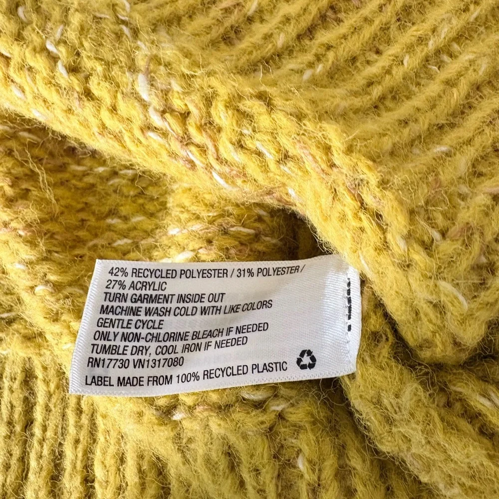 Universal Thread Women’s Oversized Knit fuzzy Sweater Size Medium Yellow V-Neck - Picture 3 of 9